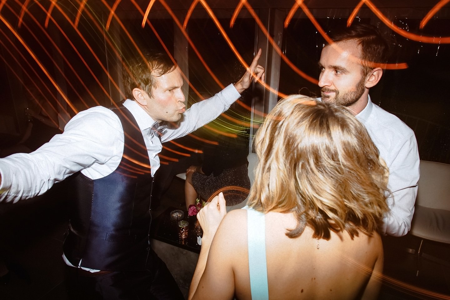 Tanzender Bräutigam am hohen Darsberg bei seiner Hochzeit