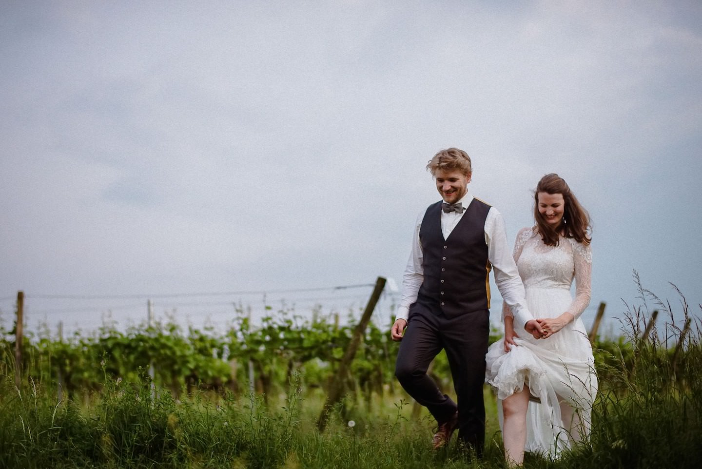 Brautpaar in den pfälzer Weinbergen bei ihrer Hochzeit im Hofgut Ruppertsberg