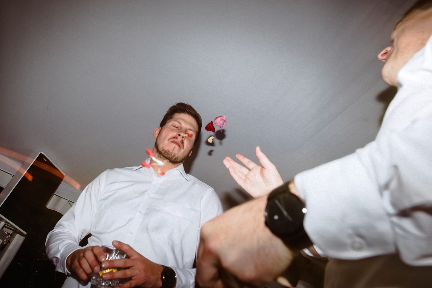 Gast wirft Blumen auf einen anderen Gast