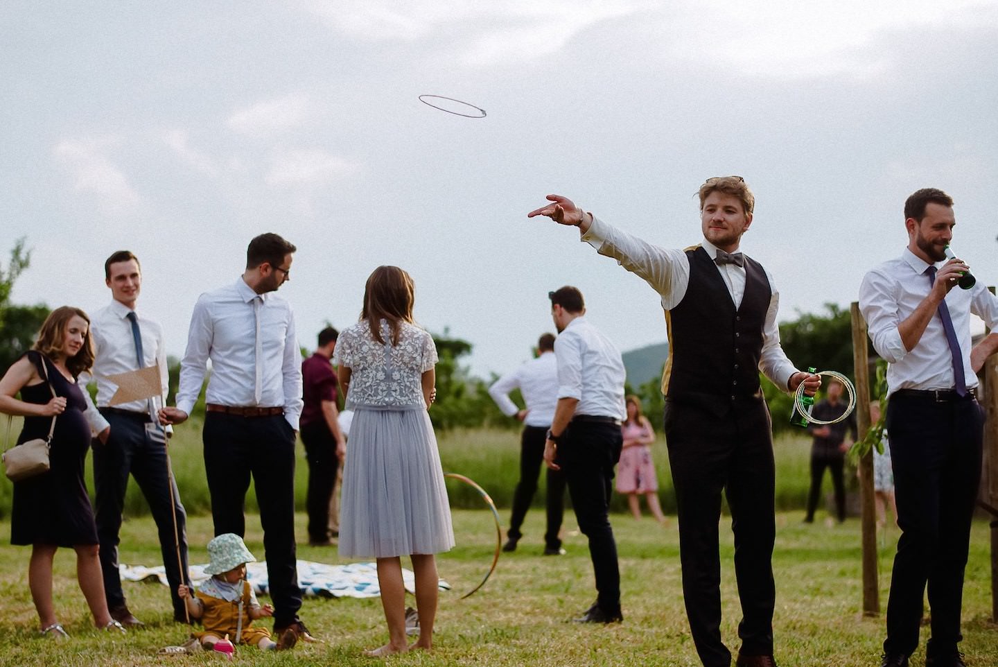 Bräutigam spielt Ringe werfen bei seiner Hochzeit in Ruppertsberg