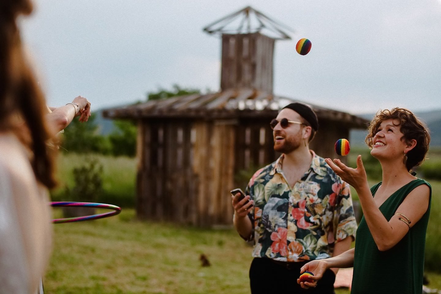 Hochzeitsgäste spielen Outdoor spielen und jonglieren in Ruppertsberg