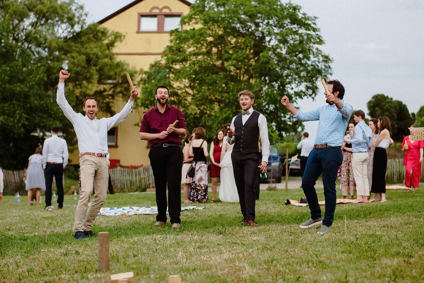 Gäste der Hochzeit freuen sich über ein wurfsspiel