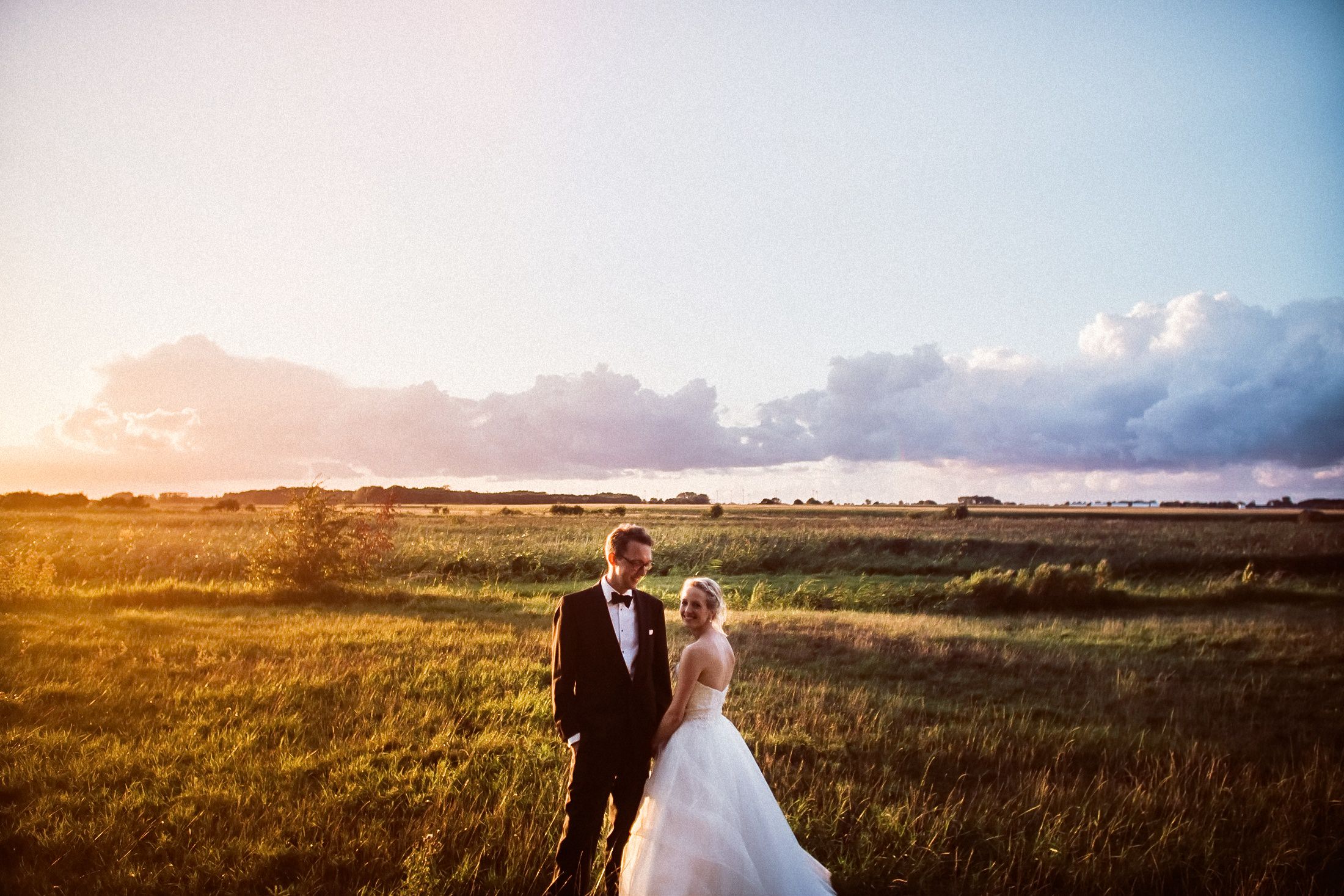 Hochzeitsportraits auf einer Wiese im Sonnenuntergang im Ostseebad Dahme