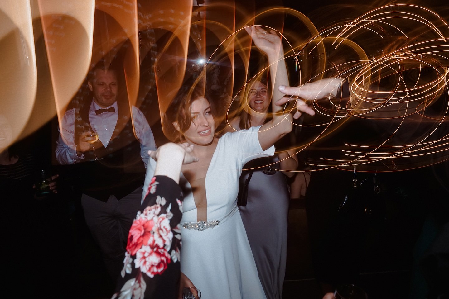 Tanzende Braut im Speicher 7 Mannheim bei ihrer Hochzeit