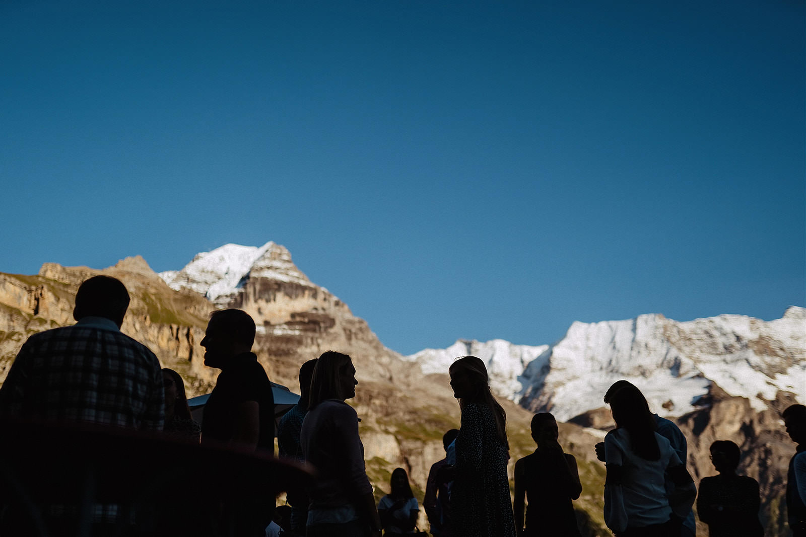hochzeitsfotograf mürren gäste vor den bergen