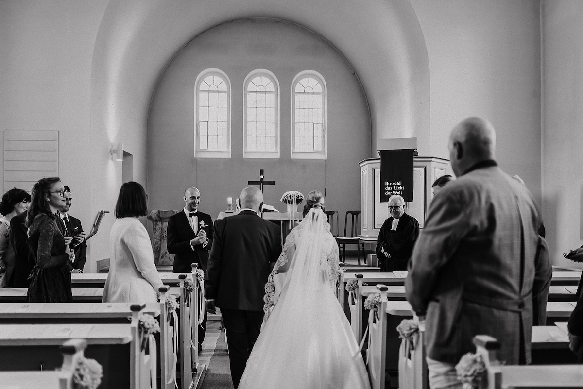 Einzug der Braut neben ihrem Vater in die evangelische Kirche Deidesheim