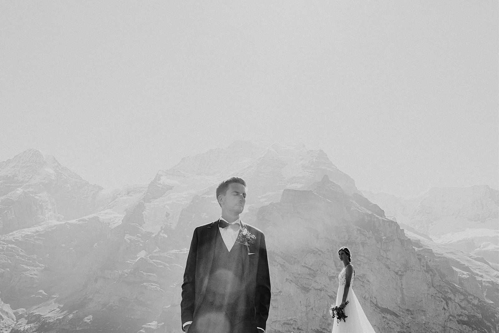 Hochzeitsportraits vom Bautpaar vor einer Bergkulisse in Mürren im Berner Oberland