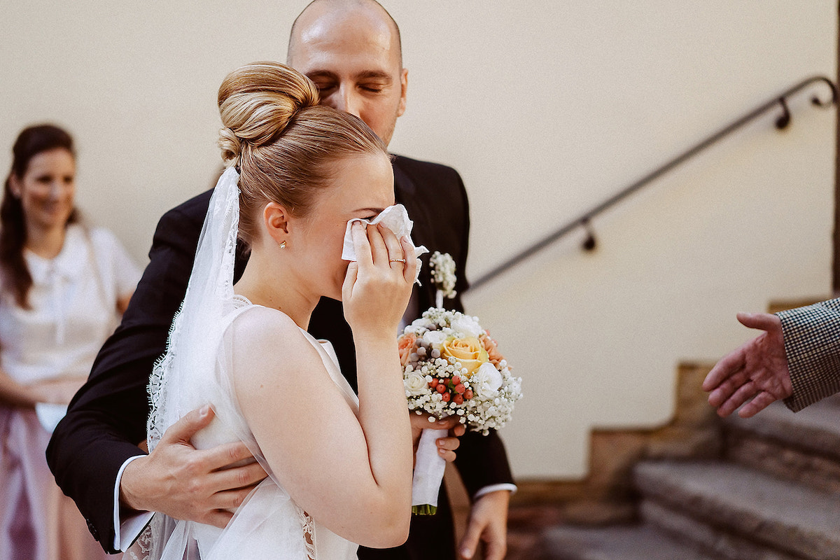 Emotionale Braut nach der Gratulation der Gäste