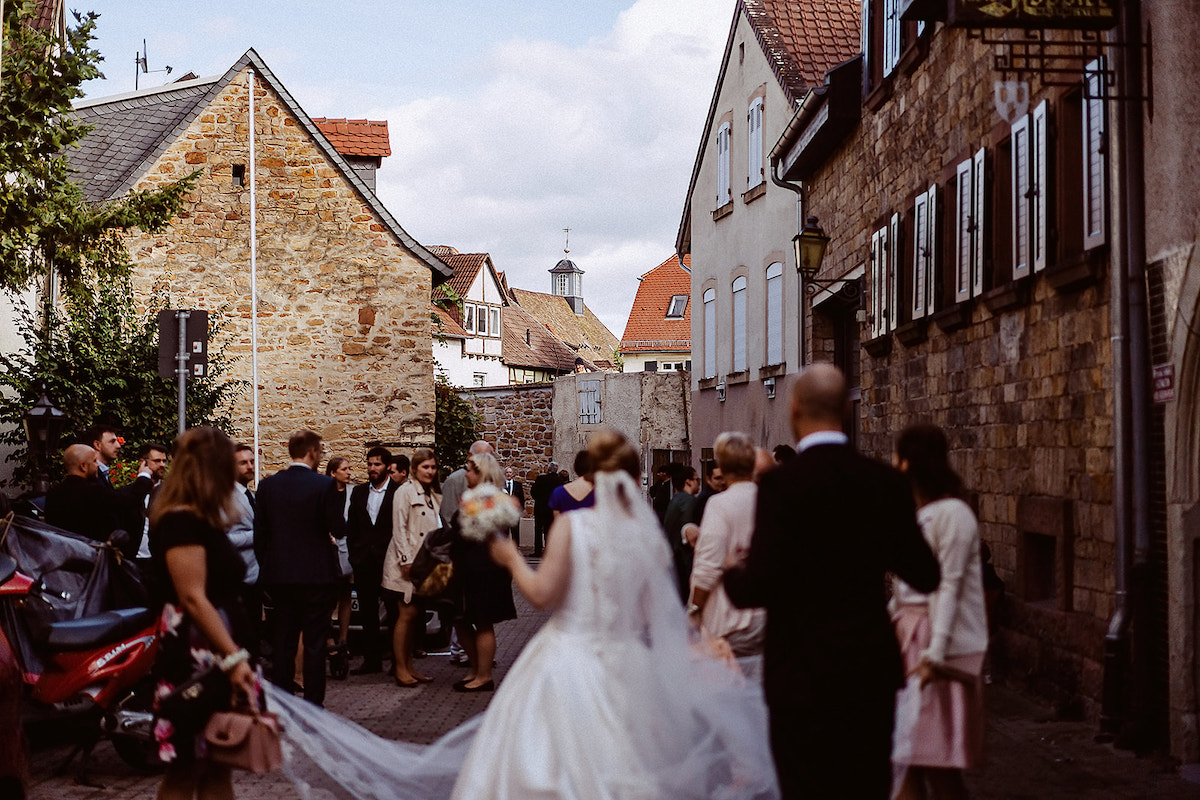 Hochzeitsgesellschaft vor der Kirche Deidesheim