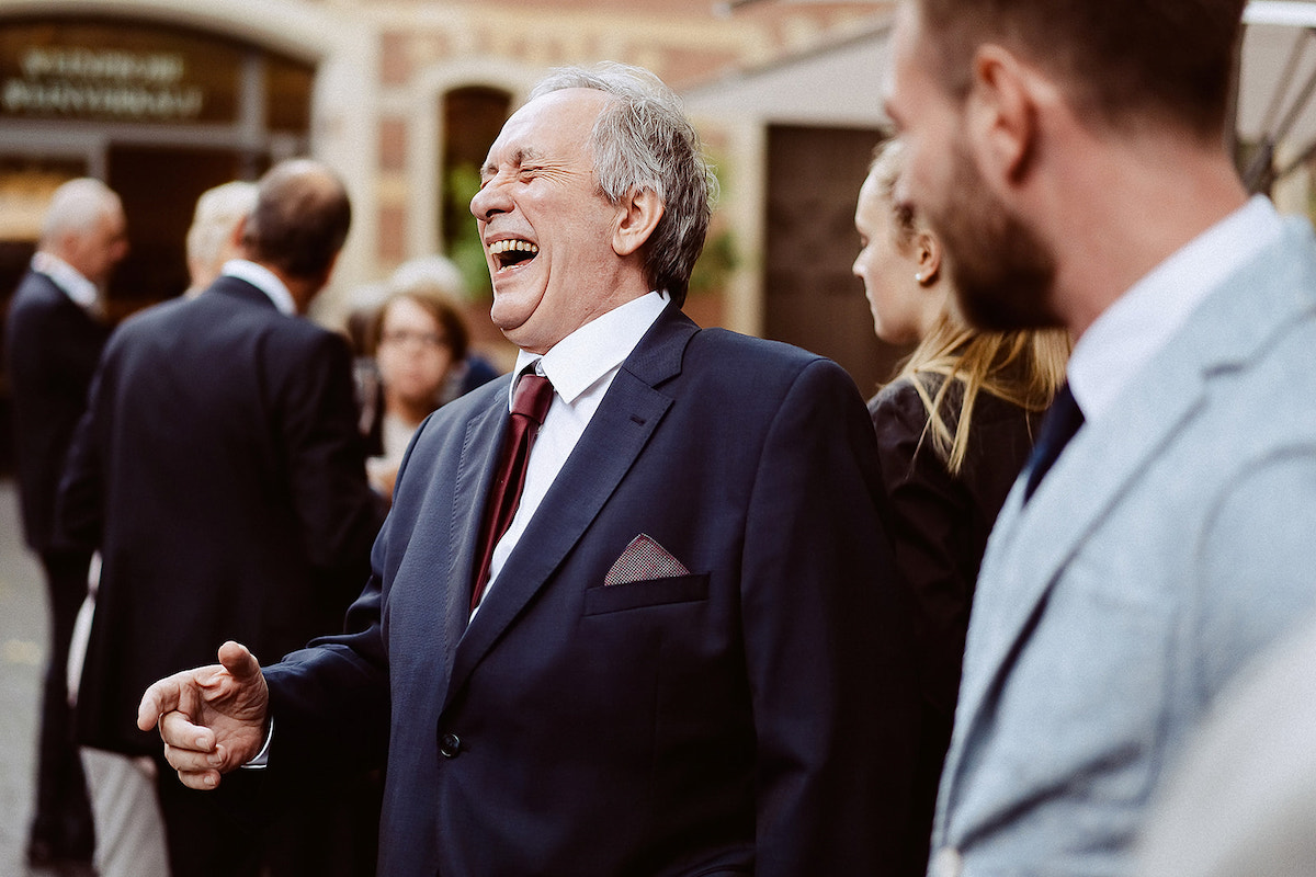 lachender Vater bei der Hochzeit in Deidesheim beim Weingut von Winning