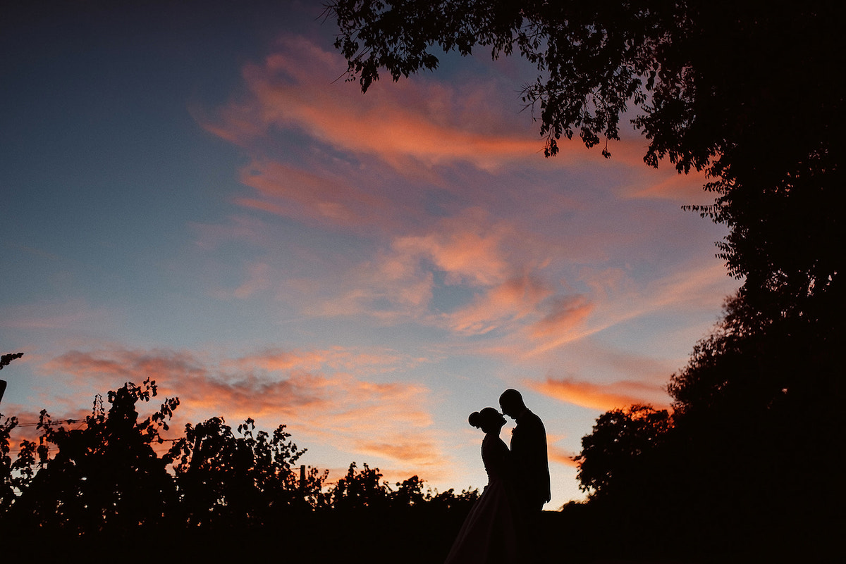 Portrait des Hochzeitspaares als Silhouette in den Weinbergen in Deidesheim im Sonnenuntergang