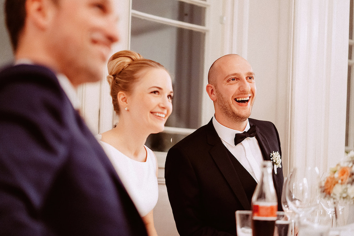 Reaktion des Brautpaares auf die Rede des Vaters bei einer Hochzeitsreportage in Deidesheim