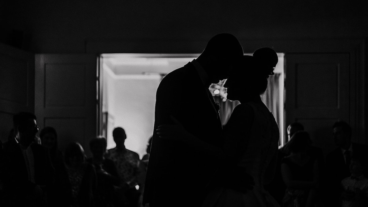 Erster tanz des frisch verheirateten Brautpaares bei ihrer Hochzeit im Weingut von Winning