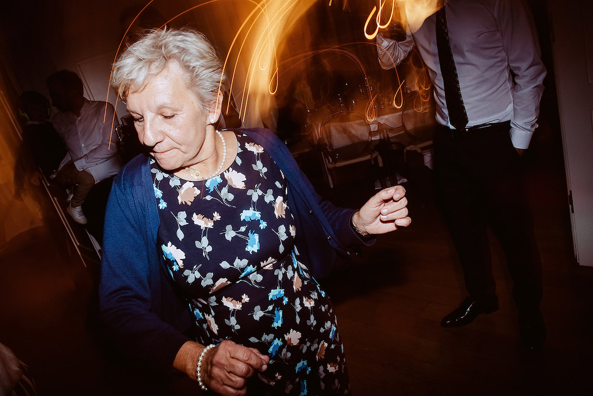 Tanzende Oma bei einer Hochzeit in Deidesheim