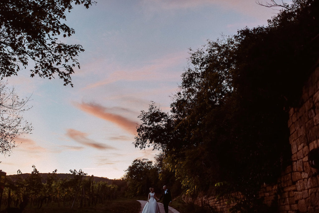 Das Brautpaar bei ihrer Hochzeit in Deidesheim auf dem Weg zum Weingut von Winning nach den Hochzeitsfotos in den Weinbergen