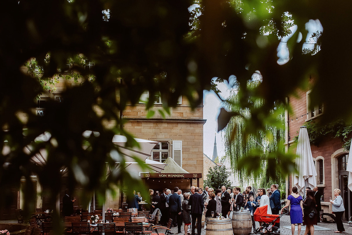 Gäste der Hochzeit in Deidesheim bei Weingut von Winning