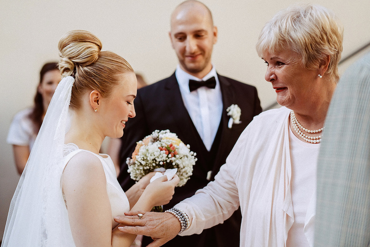 Gäste gratulieren der Braut zur Hochzeit in Deidesheim