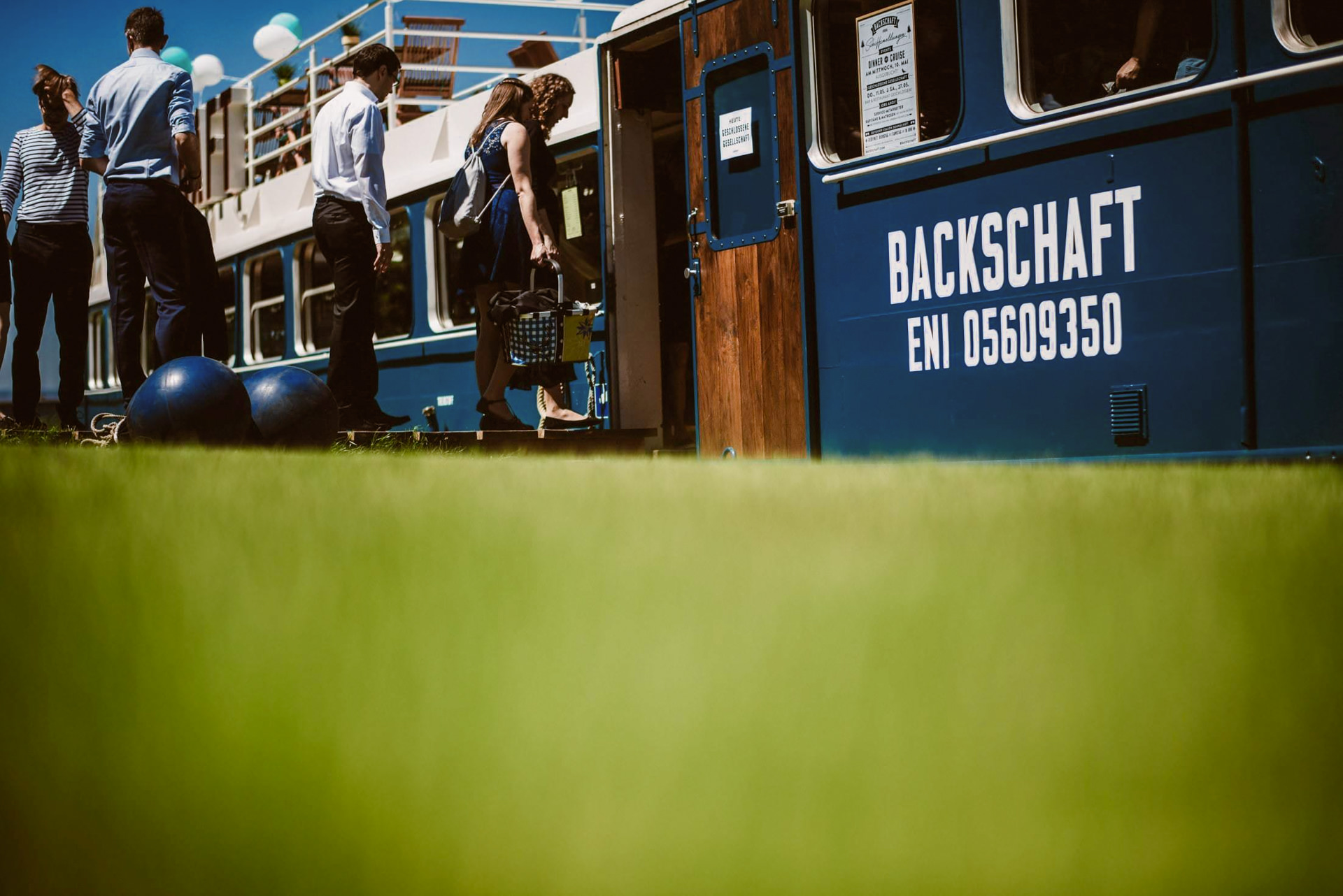 Gäste betreten die Backschaft beim festlichen Empfang.