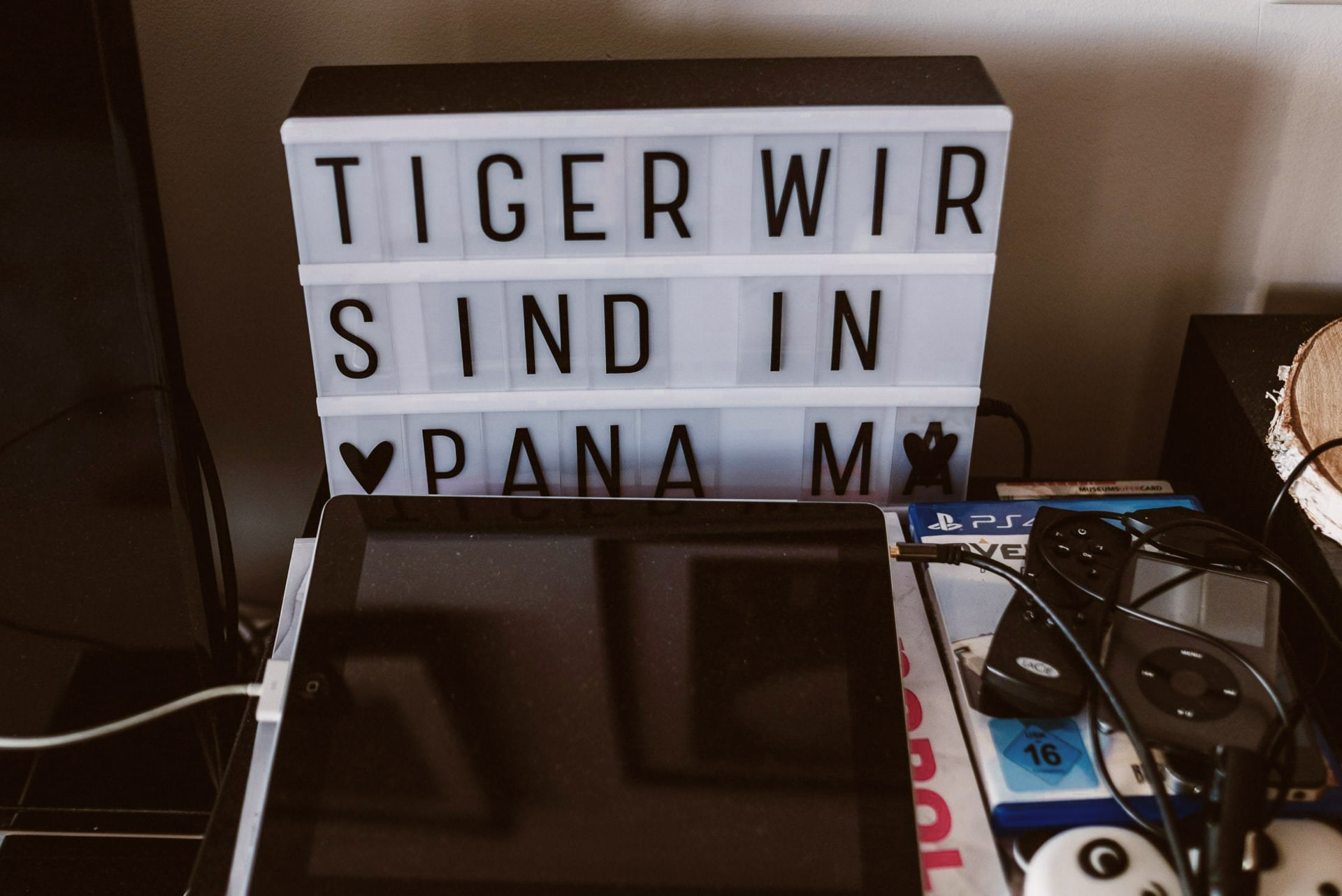 Eine Lichtbox zeigt humorvoll die Worte: Tiger wir sind in Panama.