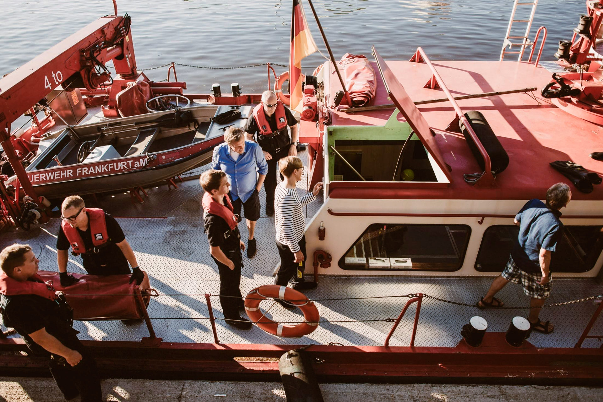 Das Löschboot zeigt eine dramatische Wasserfontänen-Performance nachts.