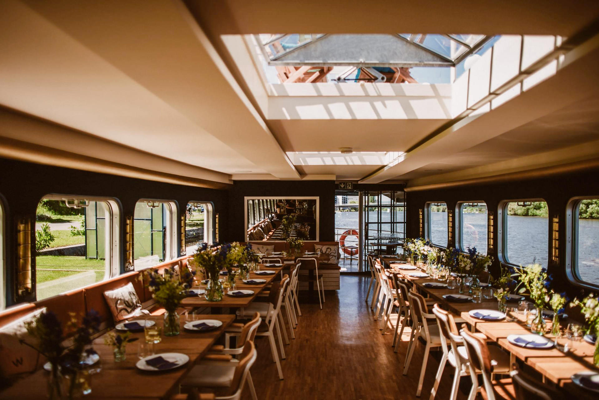 Die Backschaft von außen zeigt das moderne Restaurantschiff am Main.