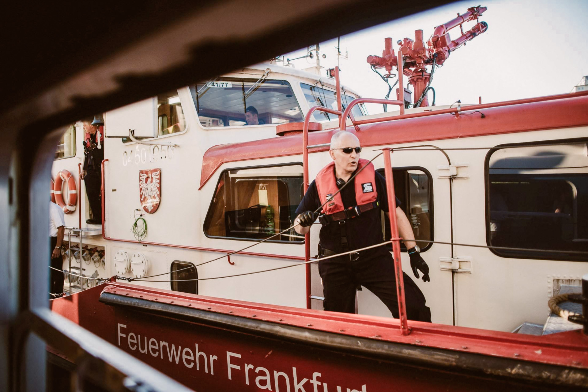 Schwarzweiß: Die Frankfurter Feuerwehr bringt ihre Wasserfontänen-Show.