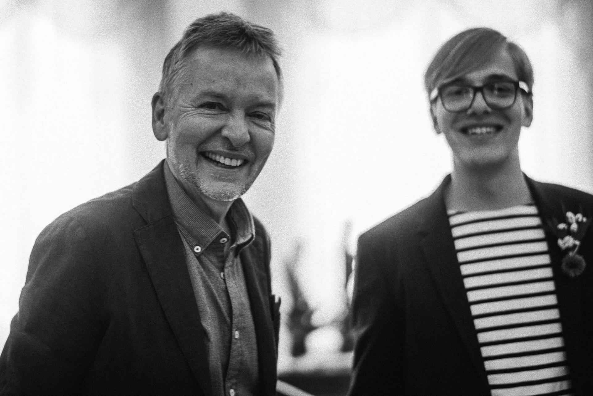 Der Vater und der Sohn posieren gemeinsam beim Hochzeitsempfang.
