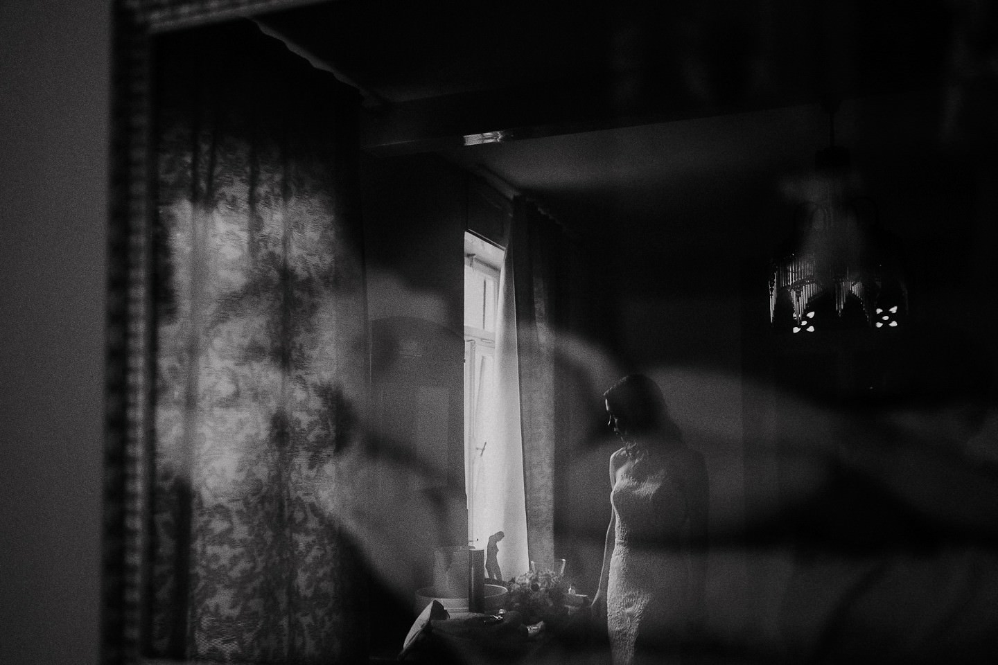 Atmosphärisches Brautportrait am Fenster im Berthold 57 Kraichtal