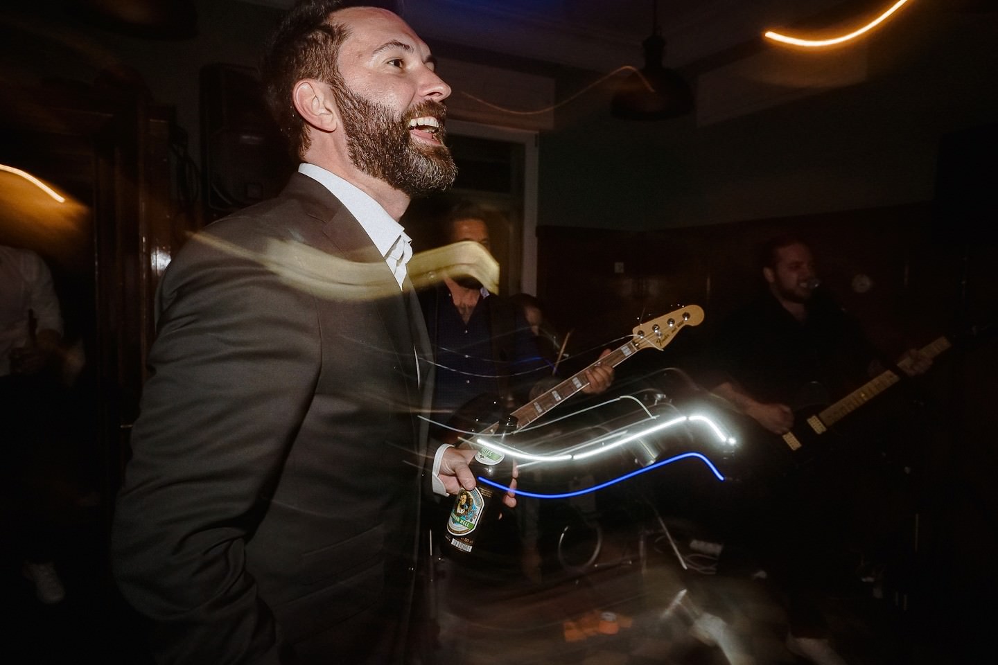 Gast feiert ausgelassen vor der Live-Band