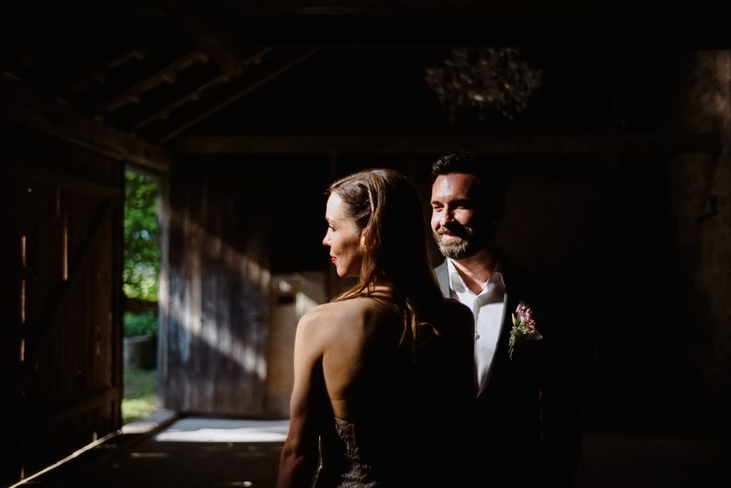 Portrait des Hochzeitspaars in der Scheune im Berthold 57 in einem kleinen Lichstrahl
