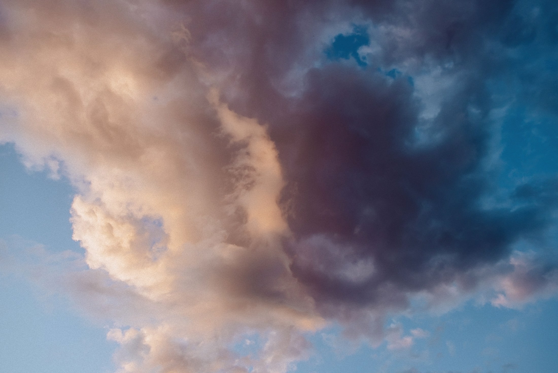 Warmer Abendhimmel mit ausdrucksstarken, farbigen Wolken.
