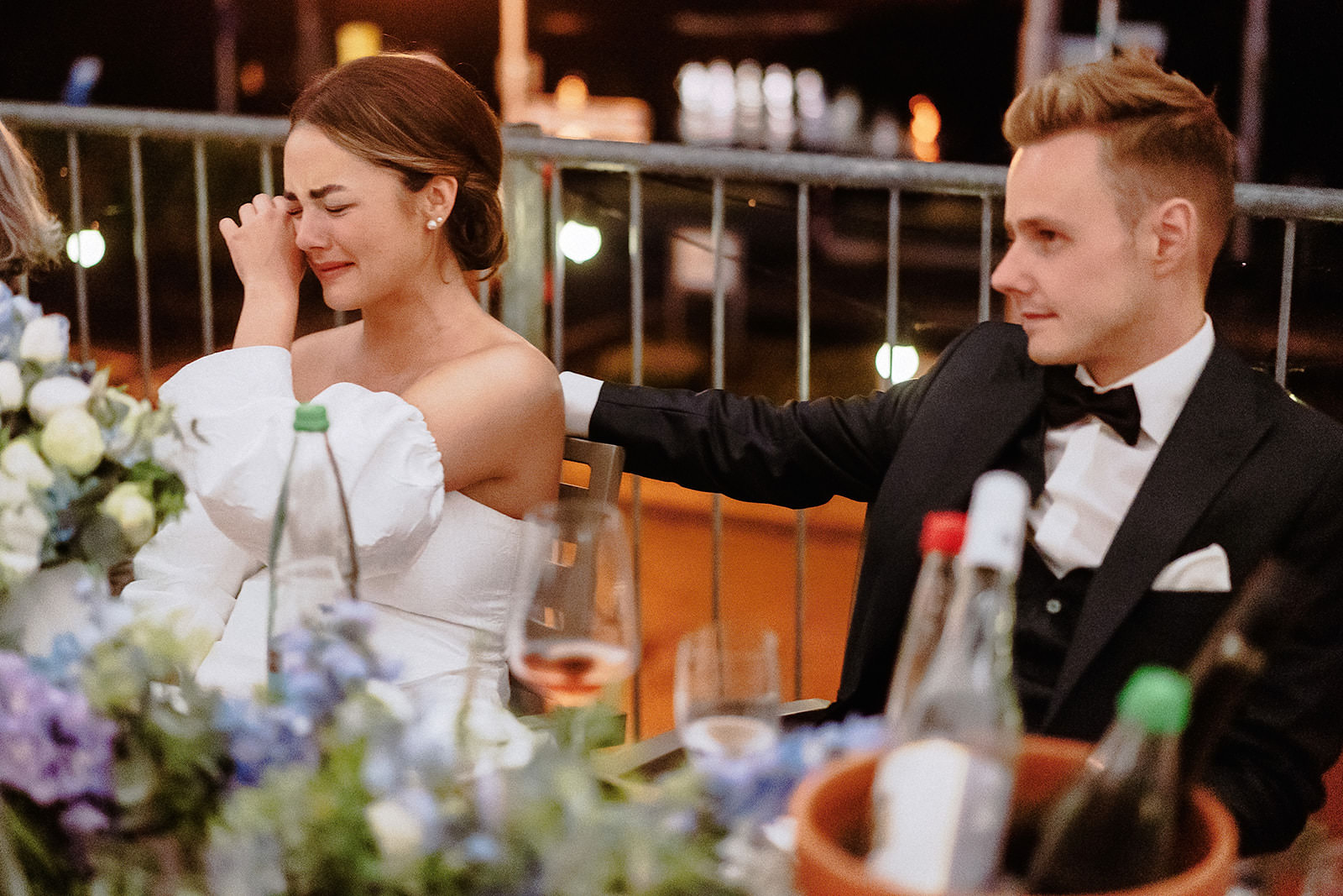 Die Braut wischt sich an der Tafel eine Träne weg, der Bräutigam sieht sie an