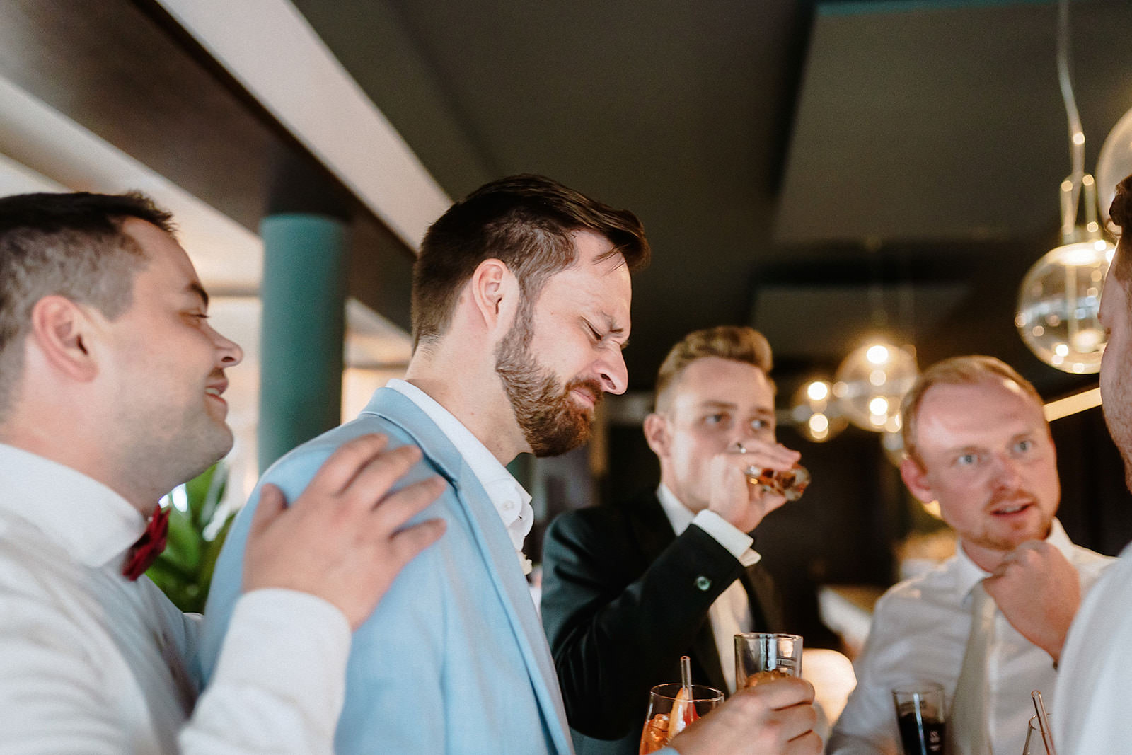 Freunde des Bräutigams kippen zusammen einen Shot