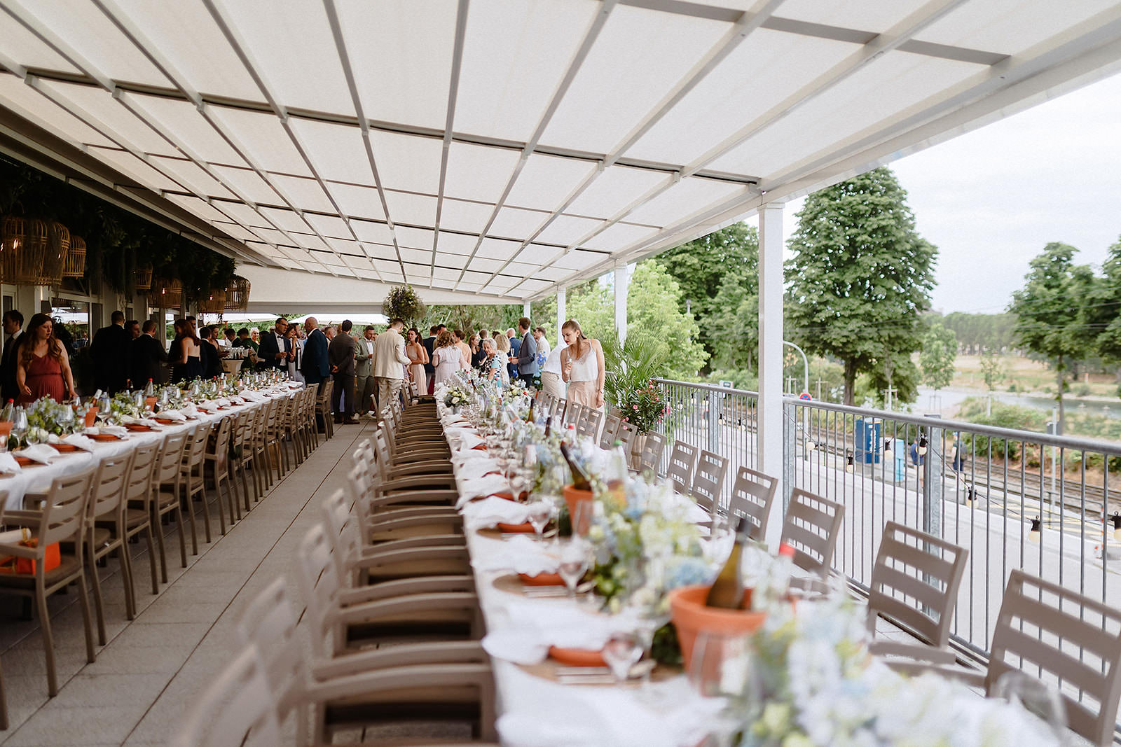 Die lange Tafel auf der Terrasse des Bootshaus Mannheim mit Blick auf den Neckar