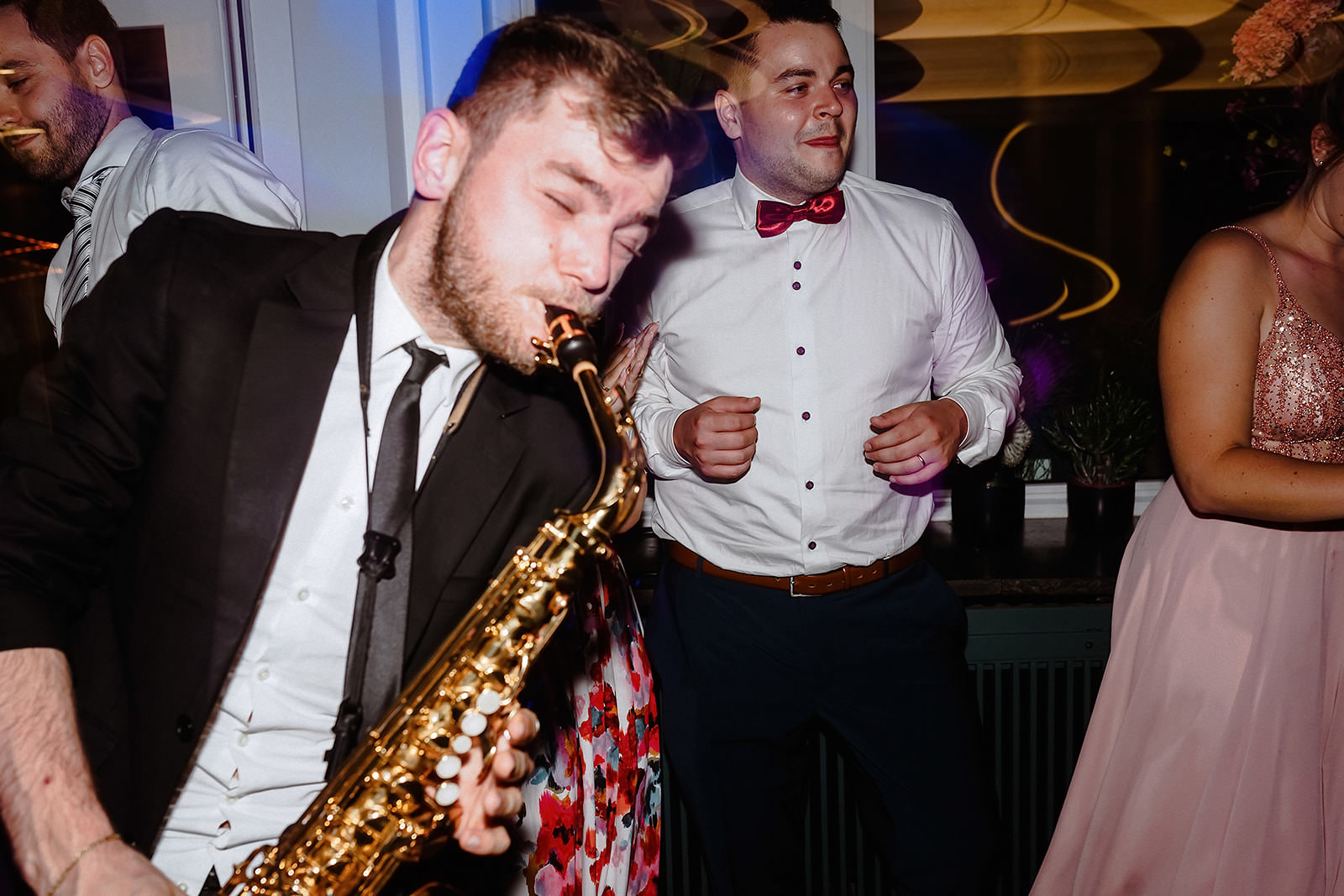 Ein Saxophonist spielt mitten auf der Tanzfläche im Bootshaus Mannheim