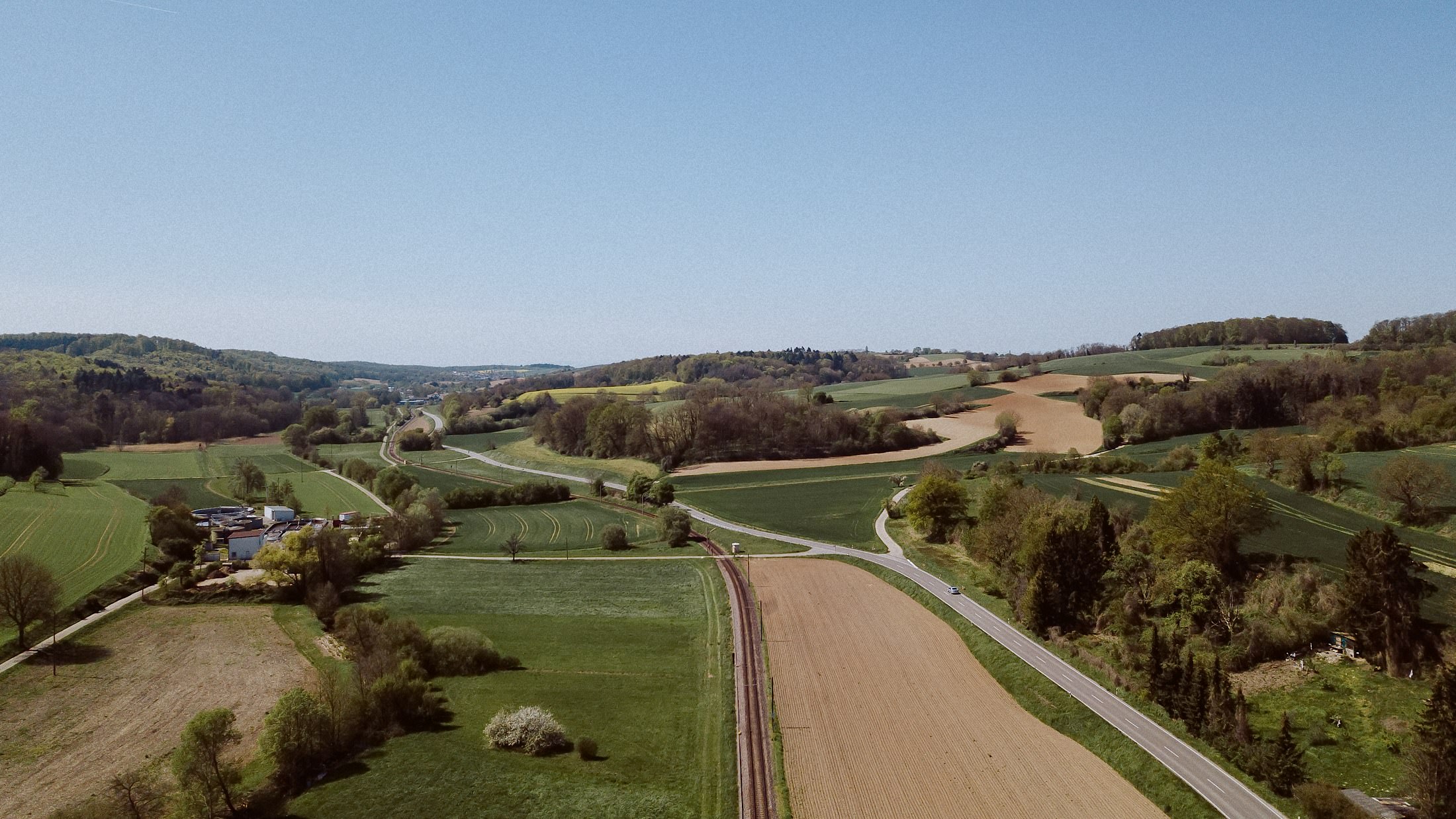 Luftaufnahme der Kraichgauer Felder und Wälder rund um die Eventmühle.