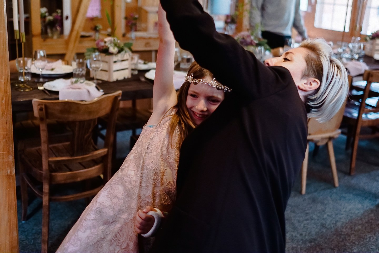 Braut und Tochter tanzen, freudiger Moment, Saal, Blüten.