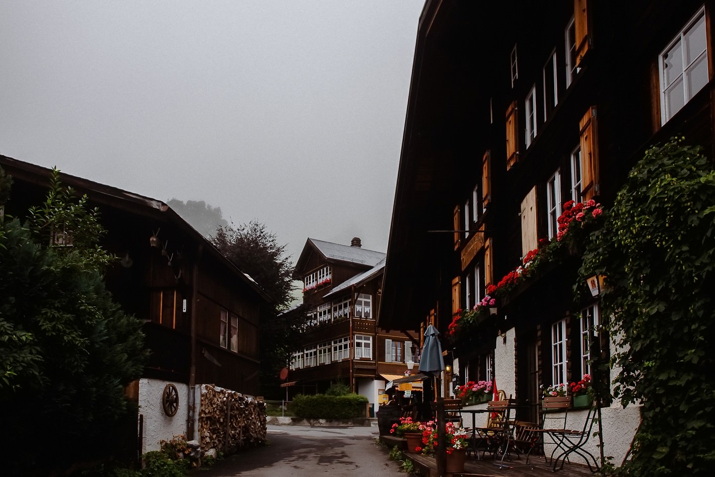 Gimmelwald-Dorf mit traditionellen Holzchalets und Geranien.