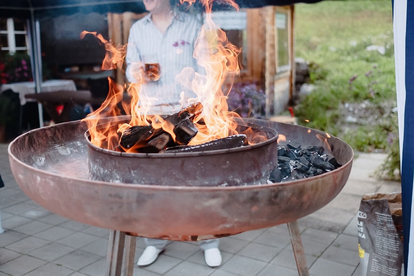 Feuer in großer Schale auf dem Hostel-Gelände, gesellig.