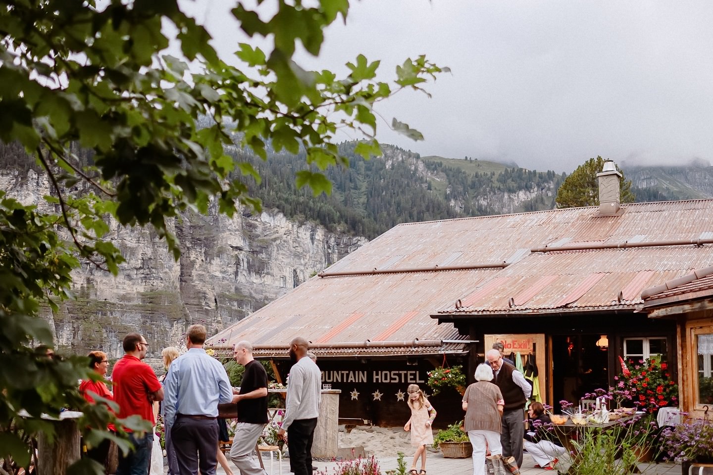 Hochzeitsgäste sammeln sich vor Hostel, Bergtalblick, Fest.