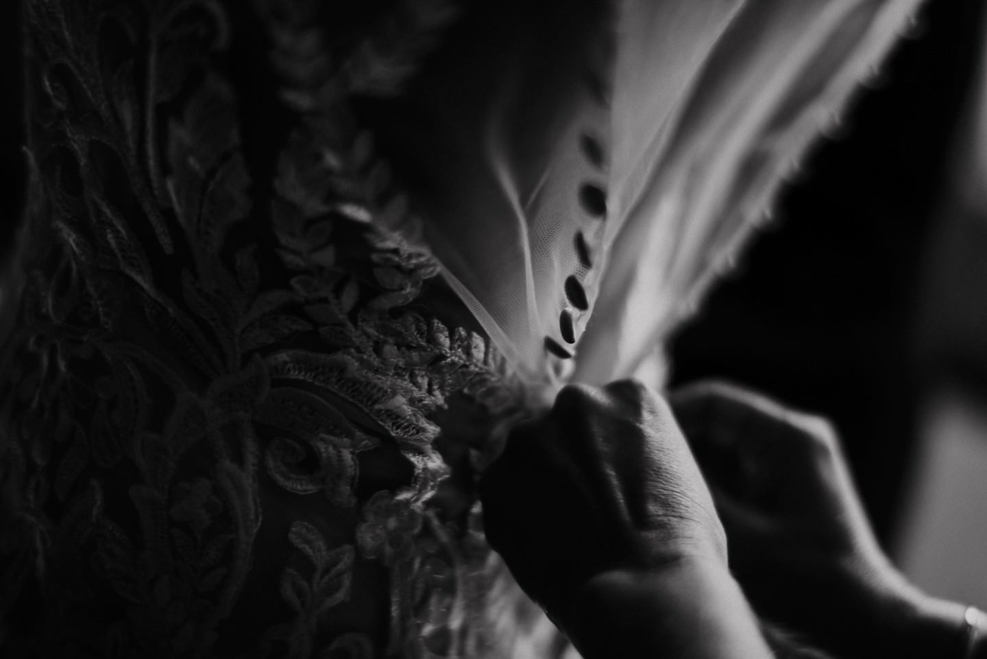 Hochzeitskleid Spitzenmuster Detail, künstlerisch, Schwarz-Weiß.