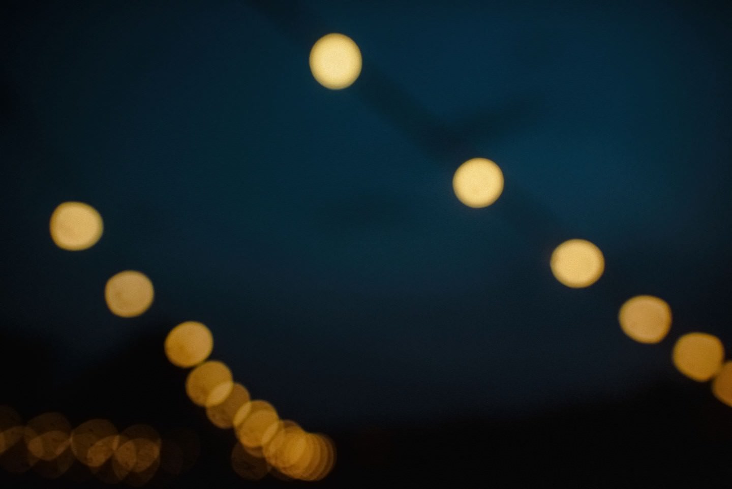 Abstrakte Bokeh-Lichter-Kunstaufnahme, Veranstaltungsbeleuchtung, Nacht, Stimmung.