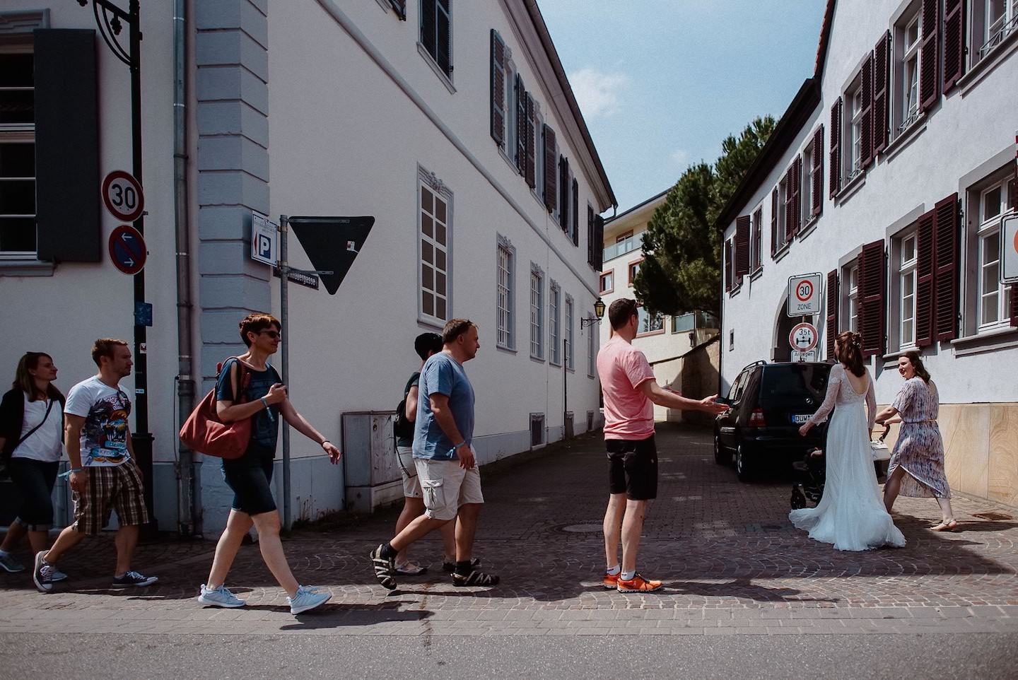 Braut geht durch Deidesheim-Altstadt, Touristen bemerken sie, sonnig, Weg.