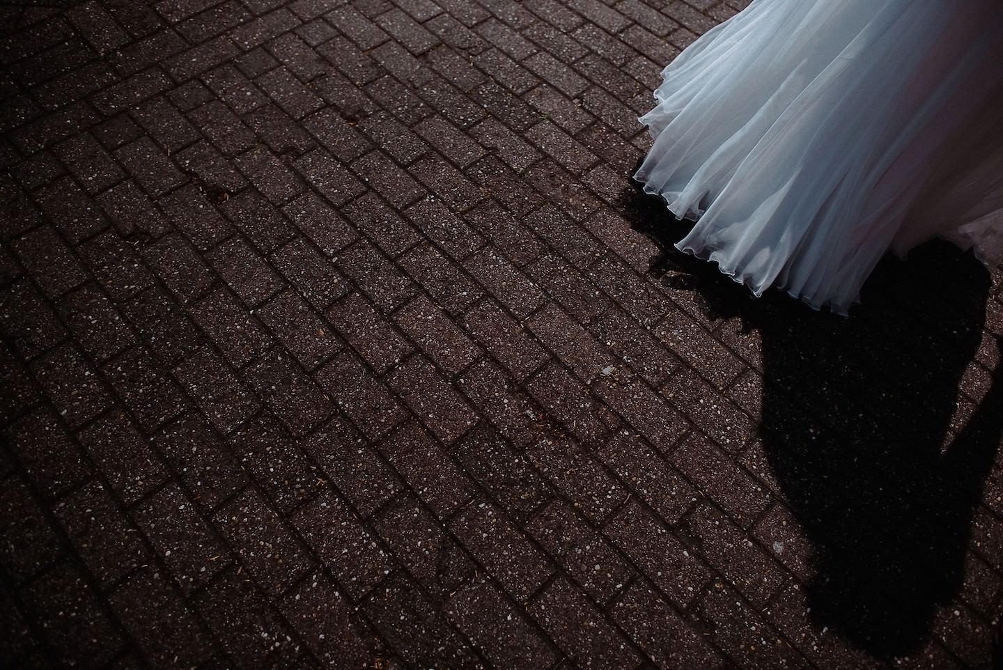 Braut mit dramatischem Kontrastlicht, Kleid Schattenwurf, künstlerische Dramatik.