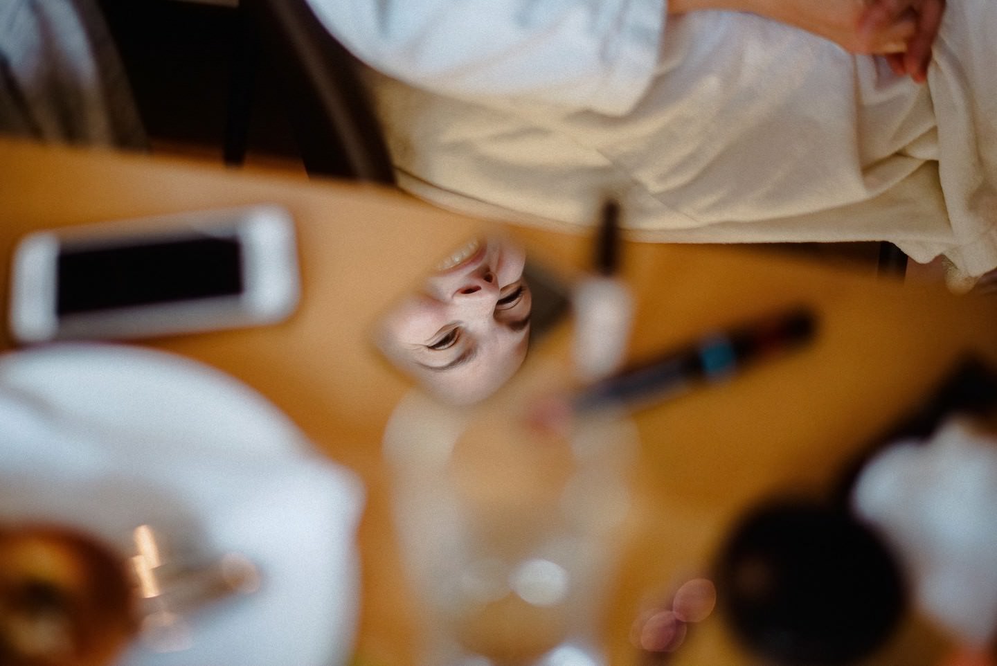 Braut-Make-up-Detailaufnahme von oben auf Tisch, schwarz-weiß, Fertigmachen-Moment.
