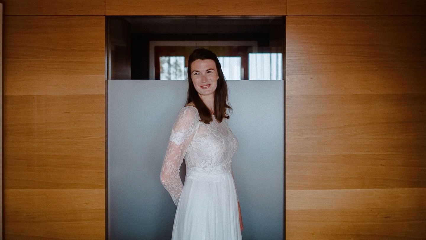 Braut-Hochzeitsportrait schwarz-weiß, weiße Spitzenbörse, klassisches Brautportrait.