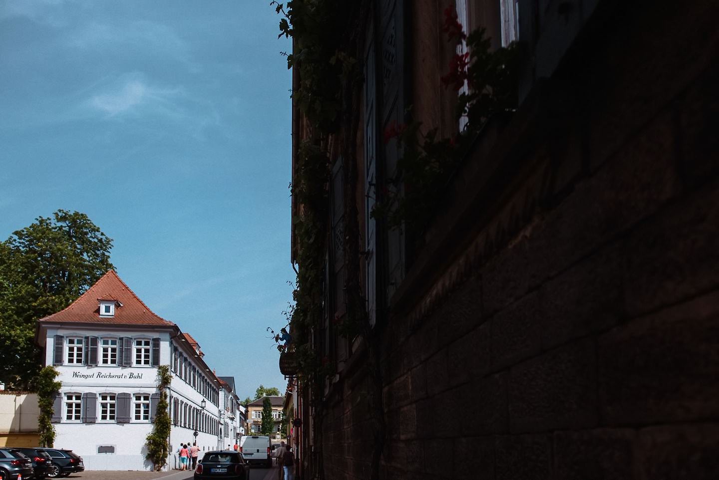 Deidesheim Ortsansicht, historische Gebäude, Schatten dramatisch, Architektur.
