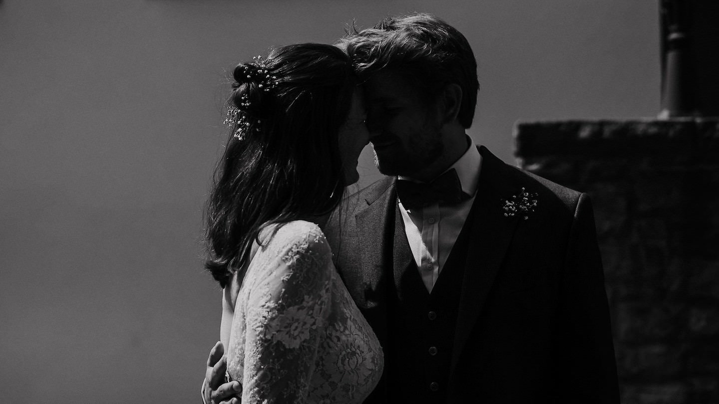 First Look, Braut & Bräutigam vor Kirche, schwarz-weiß, emotionaler Moment.