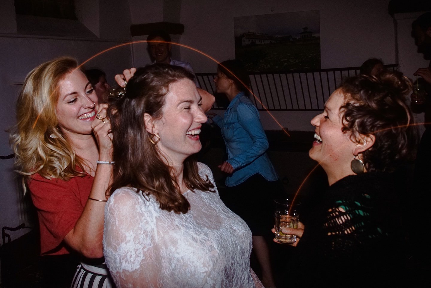 Gäste tanzen Hula-Hoop drinnen bei Hochzeitsfeier-Event, Nacht, Bewegung.