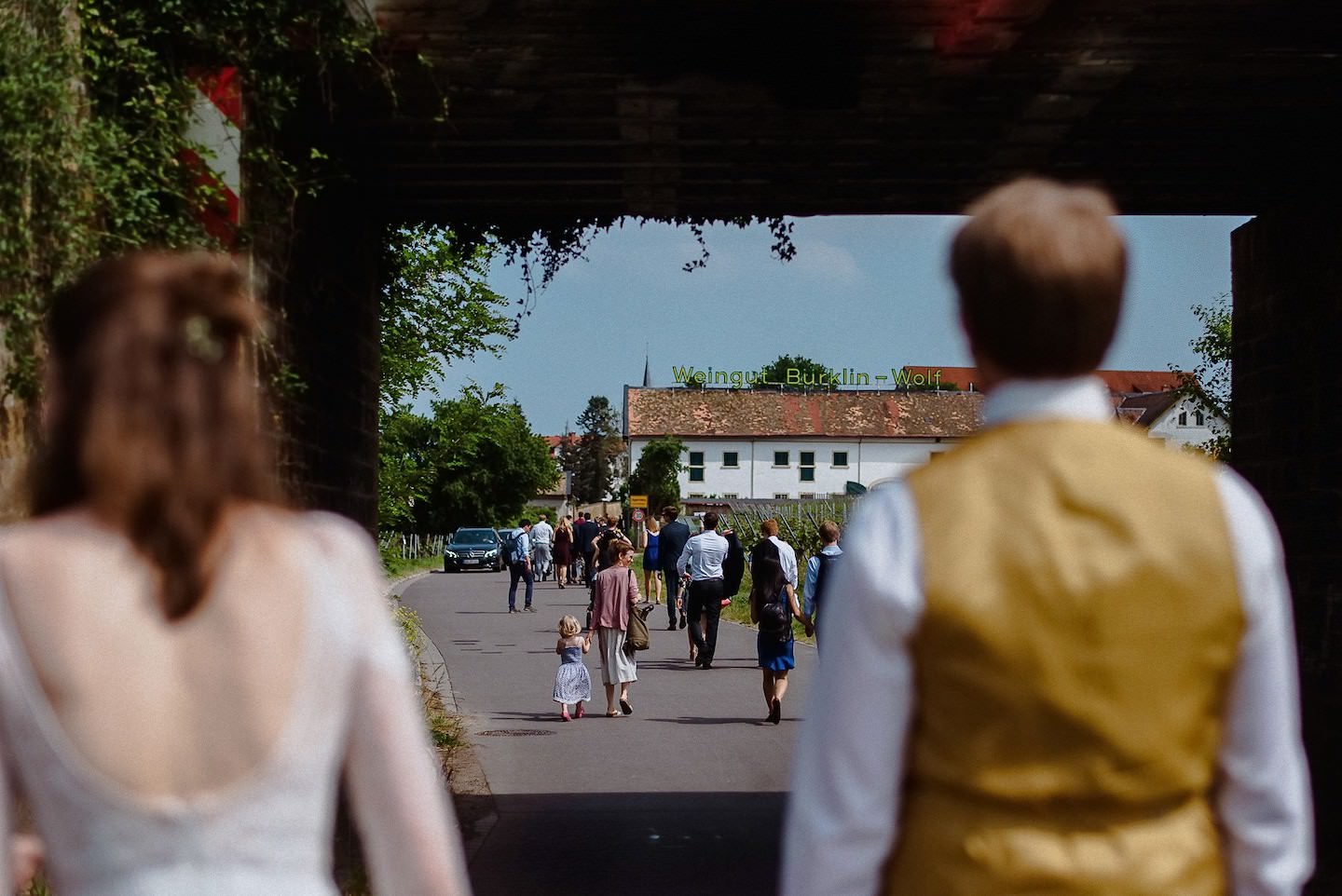 Hochzeitspaar auf Weg zur Location Hofgut Ruppertsberg, Ankommen.